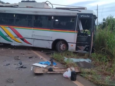 Colisão entre ônibus e carreta na BR-230 deixa três feridos entre Pastos Bons e São Domingos do Azeitão