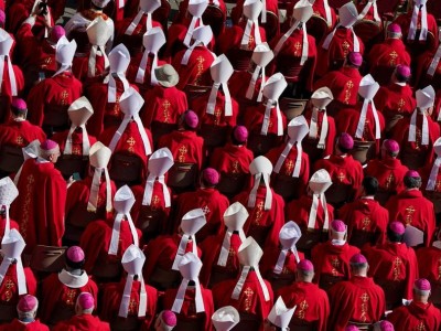Comissão do Vaticano proíbe mulheres de se tornarem diáconas