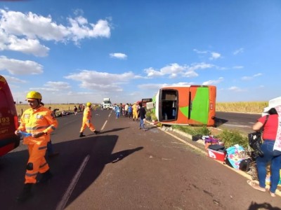 Ônibus de turismo que saiu do Rio de Janeiro com destino ao Maranhão tomba em Minas Gerais e deixa feridos