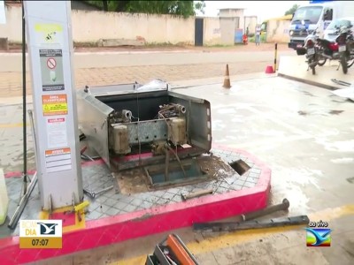 Motorista perde o controle e bate carro em posto de combustível no MA