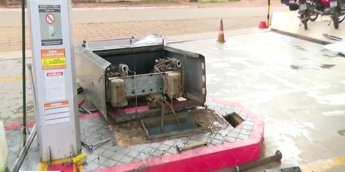 Motorista perde o controle e bate carro em posto de combustível no MA