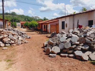 Prefeito Zé Francisco visita obras de pavimentação em bloquetes que foram iniciadas em Codó