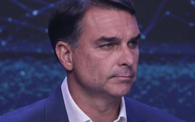 Avião com Flávio Bolsonaro e família pousa em Miami