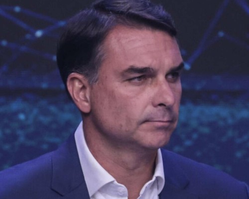 Avião com Flávio Bolsonaro e família pousa em Miami