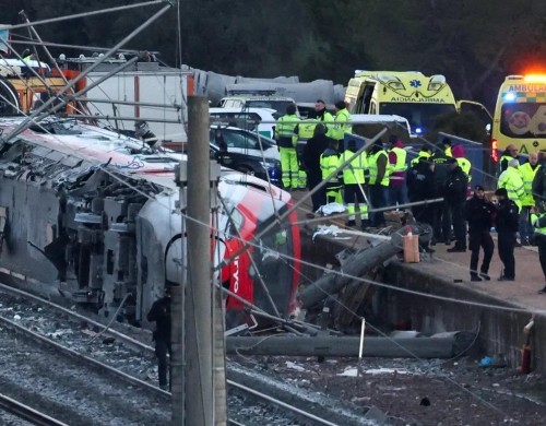 Colisão entre trens de alta velocidade deixa ao menos 30 mortos na Espanha