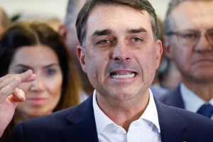 Aliados de Flávio avaliam que ele precisa sair do 'inferno astral'; caso contrário, pode se tornar um candidato inviável