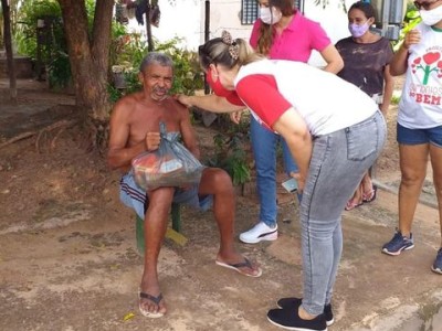 O projeto “Sementes do Bem” juntamente com à vereadora Cyntia Lucena faz entregas de cestas básicas em bairros de Caxias 