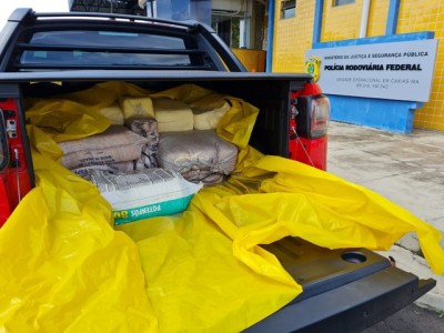 PRF apreende veículo com mais de 200 kg de queijo sem documentação em Caxias