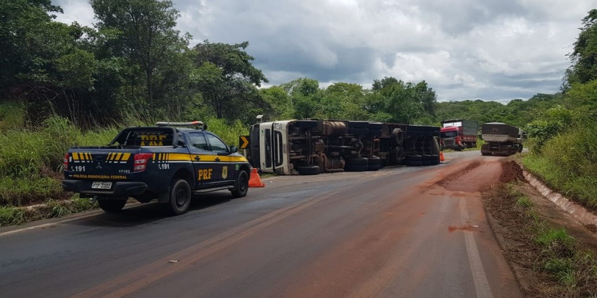 Motorista perde o controle e carreta tomba na BR-230 no Maranhão