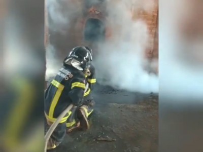 Corpo de Bombeiros combate incêndio em fábrica de cerâmica em Caxias