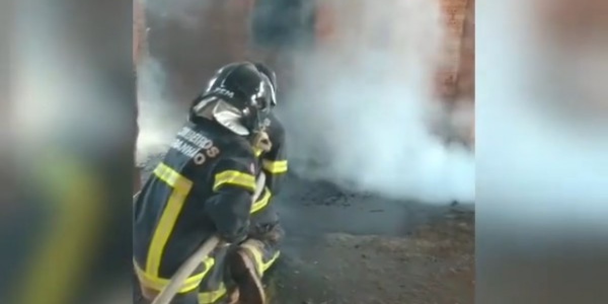Corpo de Bombeiros combate incêndio em fábrica de cerâmica em Caxias