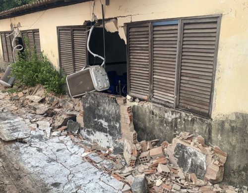 Caminhão caçamba destrói muro e danifica salas de escola enquanto dava ré, em Pindaré-Mirim