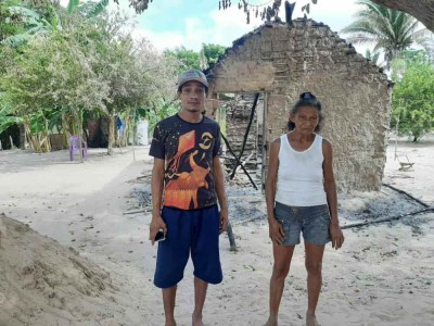 Família pede ajuda para reconstruir casa após incêndio em Caxias 