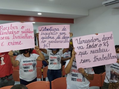 Professores fazem manifestação na Câmara pedindo que Pastor Max devolva dinheiro que recebeu sem trabalhar