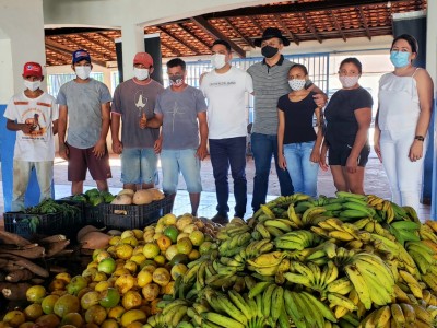 Prefeito Toinho Patioba, acompanha distribuição de alimentos às famílias de Gonçalves Dias