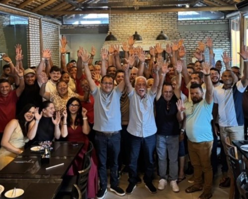 Prefeito de Parnarama chega em grande estilo com caravana ao lançamento da pré-candidatura de Orleans