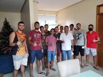 Prefeito recebe em sua casa representantes do vôlei em Gonçalves Dias  