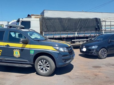 PRF apreende caminhão com carga de calçados falsificados em Caxias