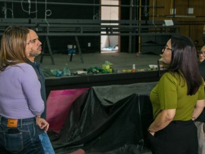Prefeita Dinair Veloso vistoria obras da caixa cênica do Teatro Municipal Maria do Socorro Macedo Claudino