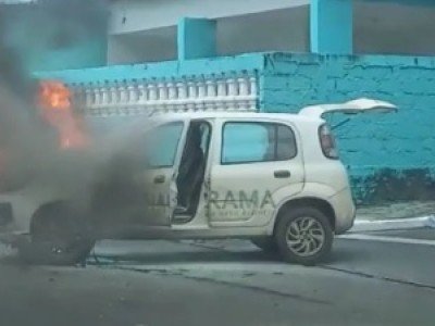 Veículo de prefeitura pega fogo e fica destruído em Timon