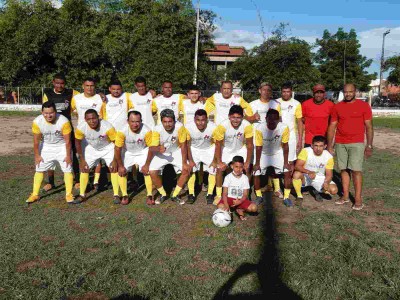 Miguel da rua 100 faz entrega de equipamento esportivo em Timon