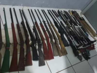 PRF apreende arsenal dentro de ônibus na BR-222, em Açailândia