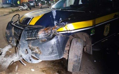 Viatura da PRF colide em muros durante perseguição a motociclista em Imperatriz