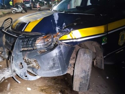 Viatura da PRF colide em muros durante perseguição a motociclista em Imperatriz