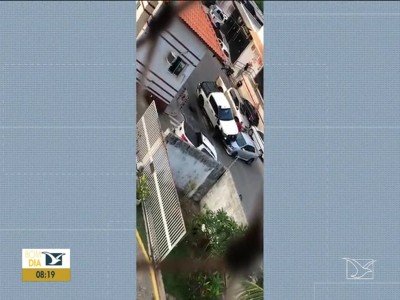 Caminhonete passa por cima de veículo em São Luís