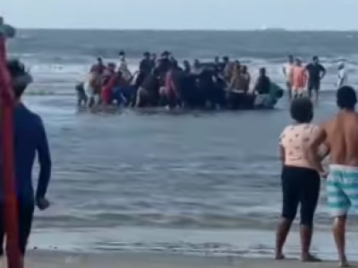 Carro é engolido pela maré na praia do Araçagy