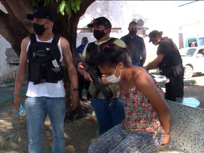 Travesti envolvida na morte de jovens que cavaram a própria cova é presa