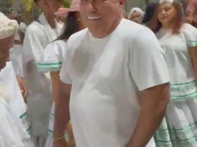 Prefeito Kedson Lima simula estar incorporado durante evento e gera críticas nas redes sociais