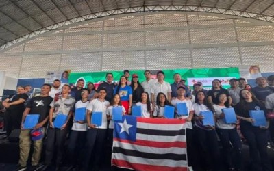 Multidão prestigia entrega de tablets e novos investimentos em Caxias