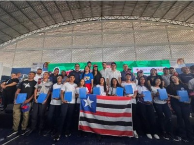 Multidão prestigia entrega de tablets e novos investimentos em Caxias