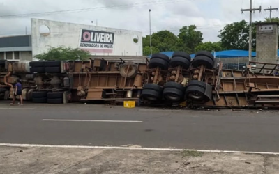 Carreta tomba na BR 316 em Timon e carga de cerveja é saqueada 