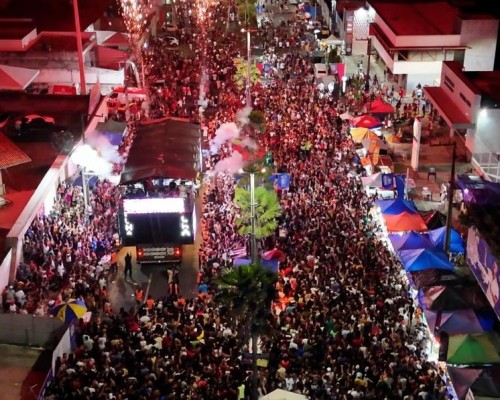 2ª noite do Carnaval de Caxias arrasta multidão à Avenida e impulsiona a economia local