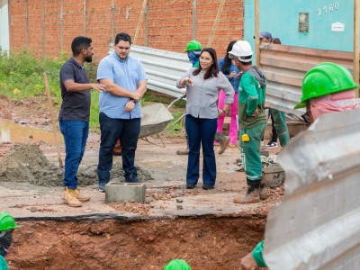  Prefeita Dinair Veloso vistoria obras de pavimentação em andamento e m Timon