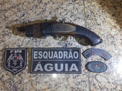 Polícia Militar  apreende arma de fogo e recupera motocicleta furtada durante operação bairro seguro em Caxias